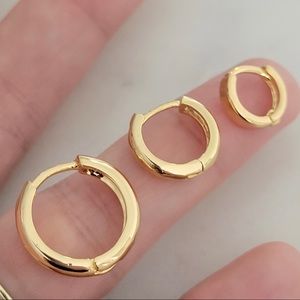 18K Yellow Gold Classic Huggie Hoop Earrings, 1 Pair